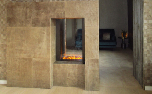 Toonzaal haard in leder combi hout