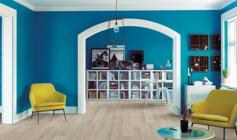 Kleurrijke kamer met parket